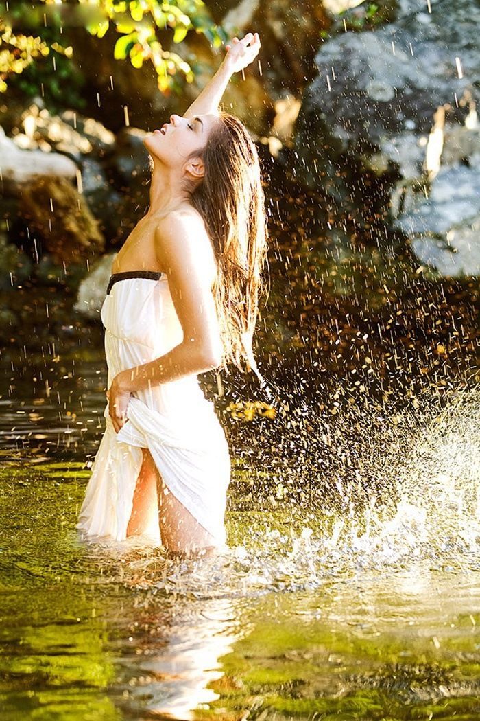 Marie Avgeropoulos in Hailun