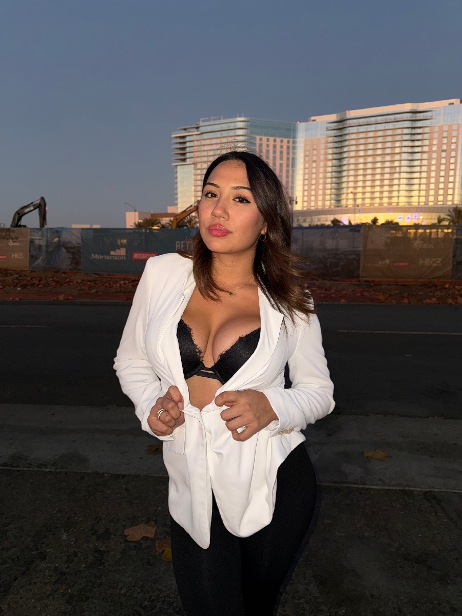 Take a pause and enjoy Ali Cruz — streaming from Hailun