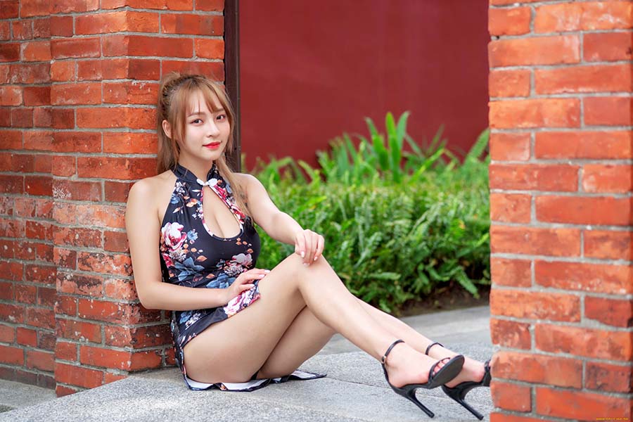 Girls in short dresses in Hailun