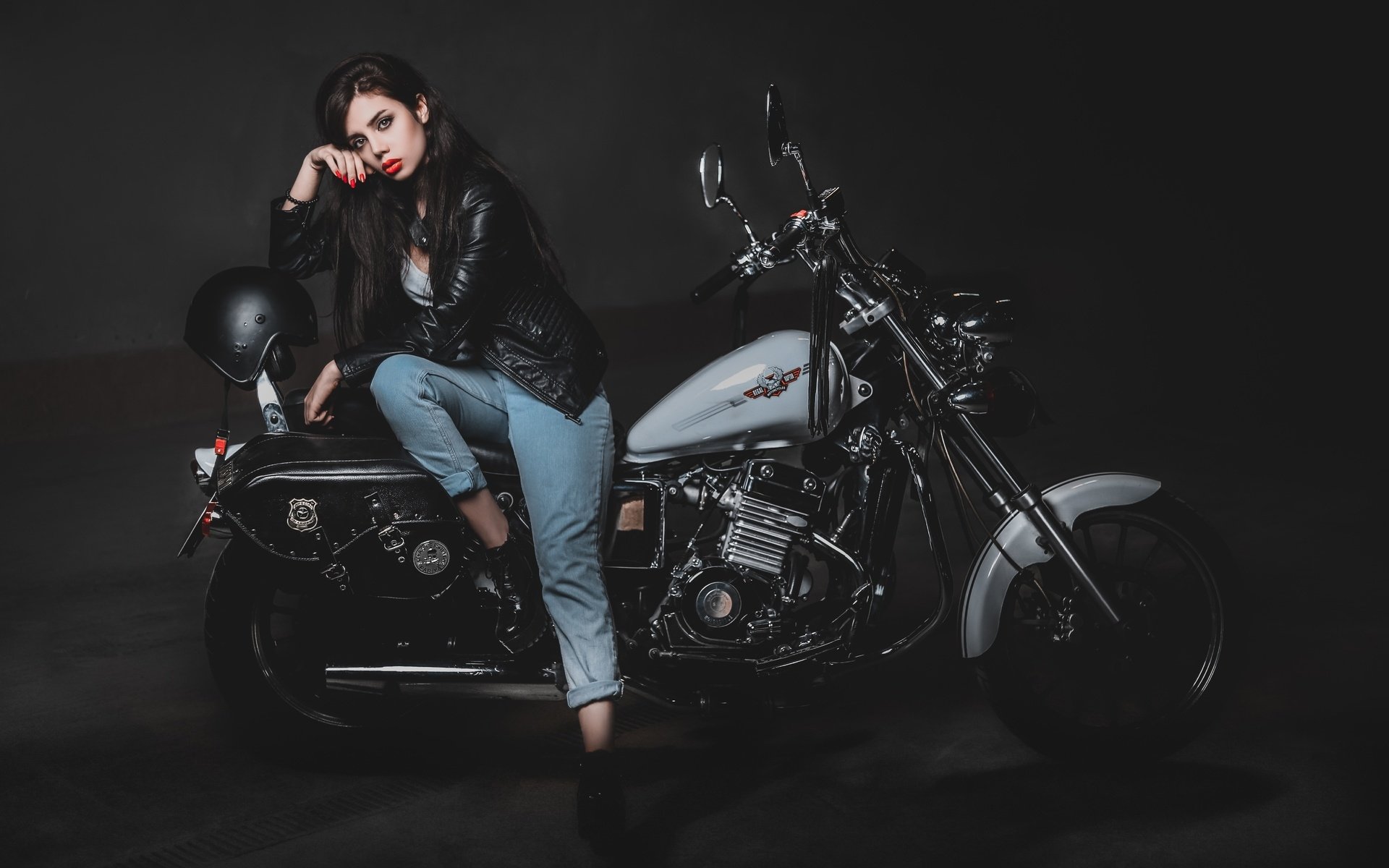 Biker girls: style and drive in Hailun