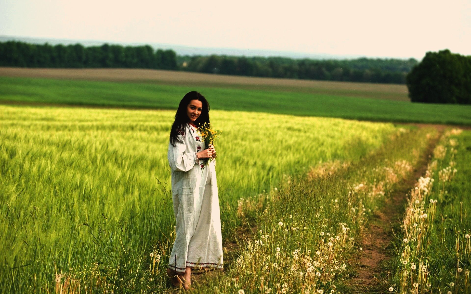 Women in Slavic costumes in Hailun