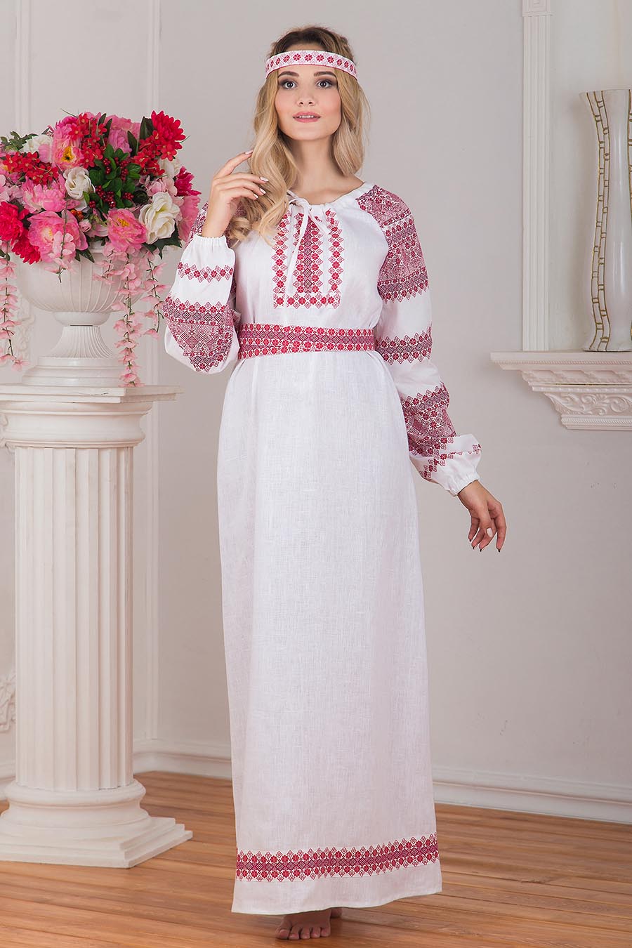 Women in Slavic costumes in Hailun