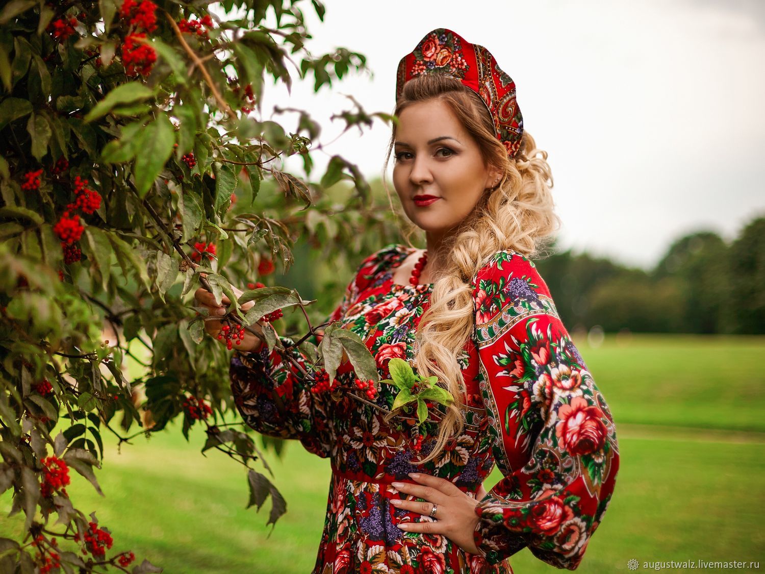 Women in Slavic costumes in Hailun